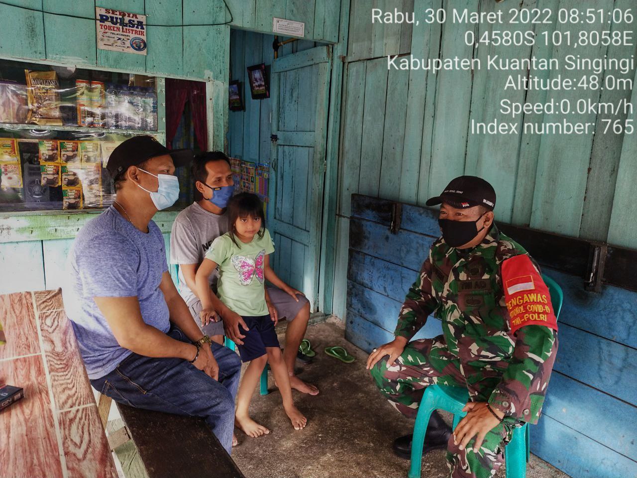 Babinsa Koramil 06/Cerenti Kodim 0302/Inhu Melaksanakan Komsos Dengan Masyarakat di Bedeng Sikuran Kecamatan Inuman Kabupaten Kuansing