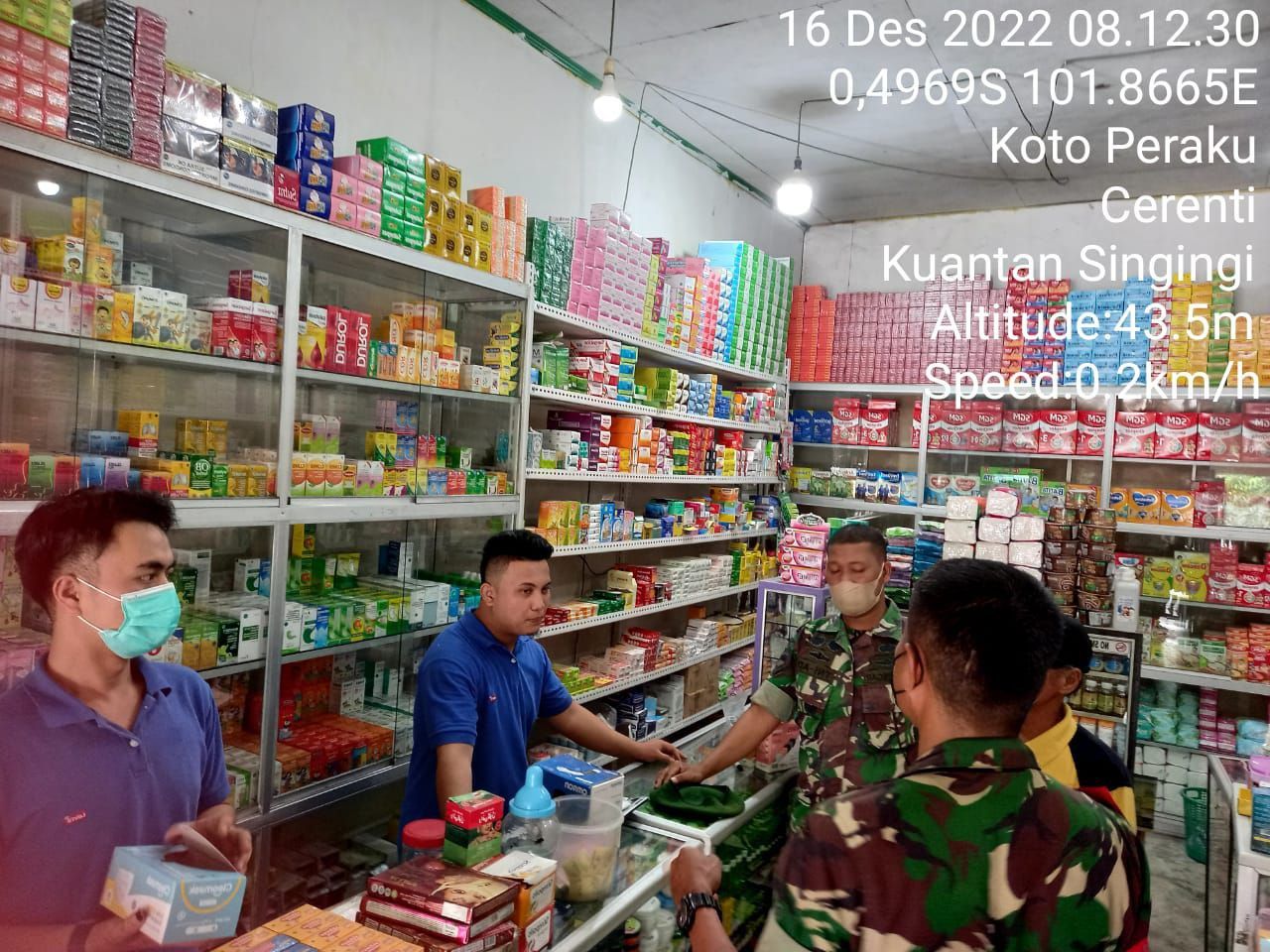 Selalu Pantau Aktifitas Warga, Babinsa Koramil 06/Cerenti Dim 0302/Inhu Berikan Edukasi Agar Tidak Kendor Dengan Prokes