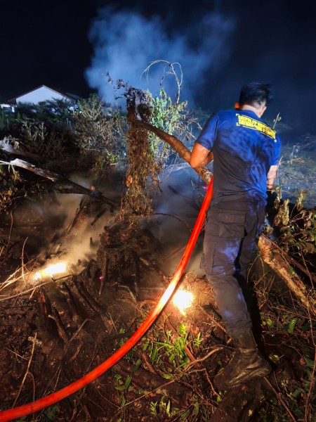 Satpol PP Kuansing Berhasil Padamkan Kebakaran Lahan di Pasar Benai