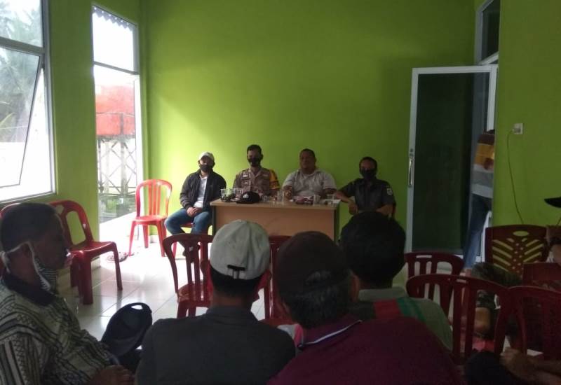 Bhabinkamtibmas Polsek Kuala Kampar Amankan Rapat Perubahan APBDes di Desa Sokoi