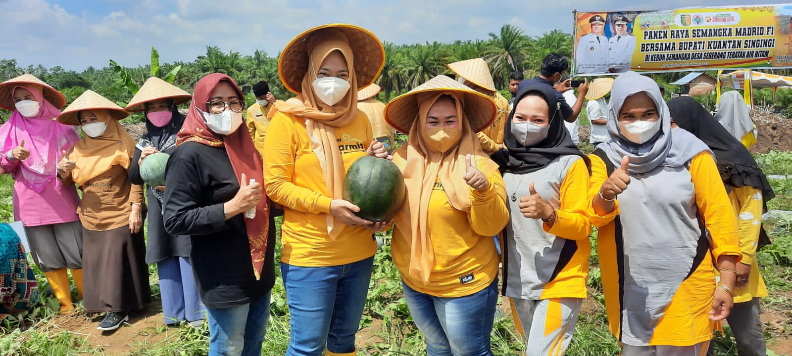 Dorong Peningkatan Ekonomi Masyarakat  Istri Bupati Semangati Petani Semangka Di Teratak