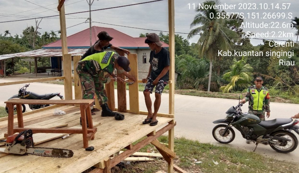 Senantiasa Menjaga  Kemanunggalan TNI Dengan Babinsa Koramil 06/Cerenti Kodim 0302/Inhu Bantu Warga Membangun Warung