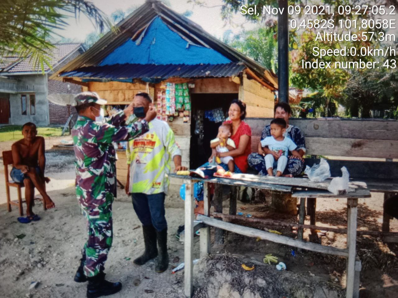 Serka M. Amin Anggota Koramil 06/Cerenti  Kodim 0302/Inhu  Bagikan Masker  Kepada Warga di Desa Koto Cerenti Kecamatan Cerenti