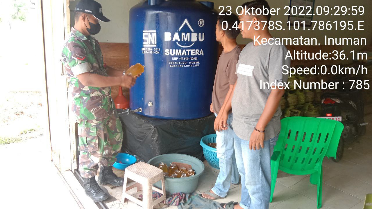 Babinsa Koramil 06/Cerenti Kodim 0302/Inhu Cek Harga Sembako Di Pasar Tradisional 