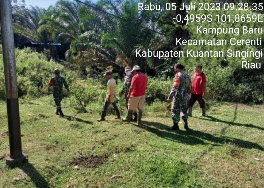 Sertu Pirman Dan Kopda Mohamad Soleh Babinsa Koramil 06/Cerenti Kodim 0302/Inhu Laksanakan Patroli Karhutla di Desa Kampung Baru Kecamatan Cerenti