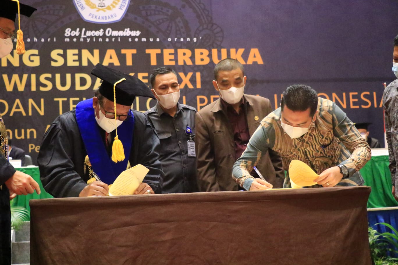 Tanda Tangani Mou Dengan Institut Bisnis Dan Teknologi Pelita Indonesia, PLT Bupati Kuansing Suhardiman Amby Untuk Tingkatkan SDM Aparatur