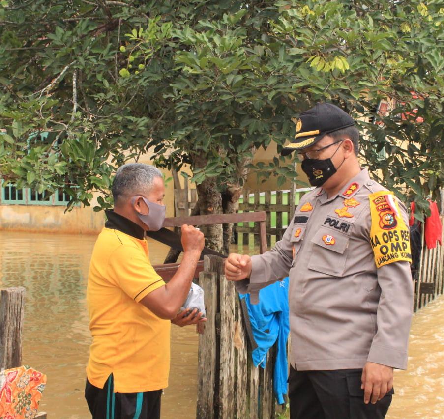 Kapolres Kuansing Tinjau Lokasi Banjir Dan Berbagi Nasi Bungkus Serta Sagu Hati Ke Warga Banjir
