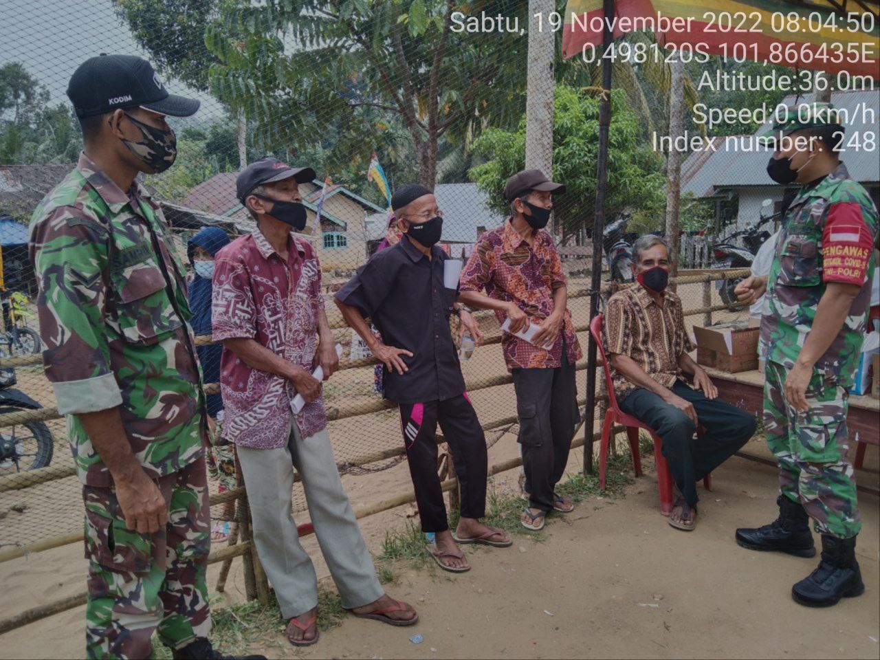 Di Desa Kampung Baru Timur Kecamatan Cerenti, Babinsa Koramil 06/Cerenti Kodim 0302/Inhu  Berikan Sosialisasi Serta Himbauan Kepada Warga Agar Patuhi Prokes Covid-19