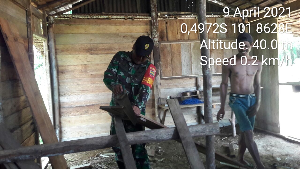 Babinsa Koramil 06/Cerenti Dim 0302/Inhu Bantu Warga Dalam Membangun Warung Milik Warga