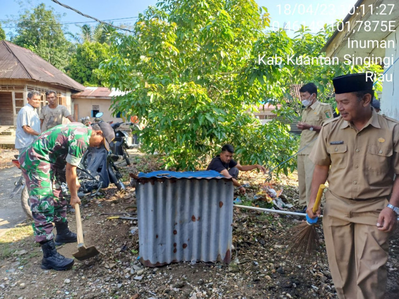 Mempererat Kemanunggalan Dengan Rakyat, Babinsa Koramil 06/Cerenti Kodim 0302/Inhu Gotong Royong Membersihkan Mushalla Didesa Kampung Baru Koto