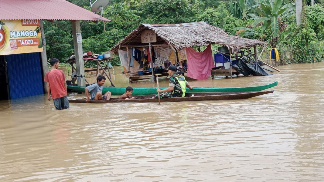 Para Babinsa Koramil 06/Cerenti Kodim 0302/Inhu Membantu Warga Desa Korban Banjir Diwilayah Desa Pulau Panjang Hilir dan Pulau Sipan