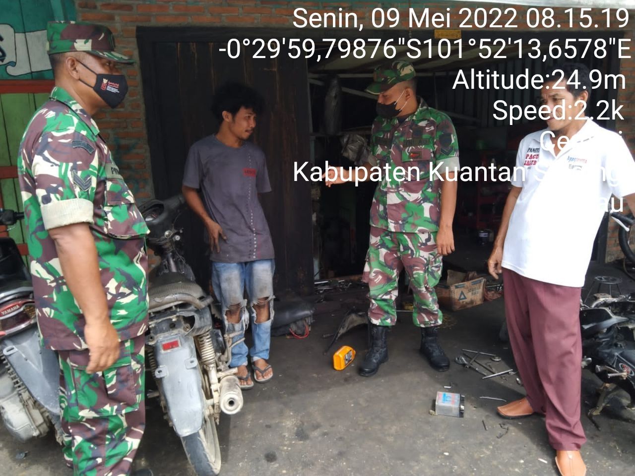 Babinsa Koramil 06/Cerenti Dim 0302/Inhu  Berikan Sosialisasi Serta Himbauan Kepada Warga Agar Patuhi Prokes Covid-19 di Bengkel Motor di Desa Koto Inuman