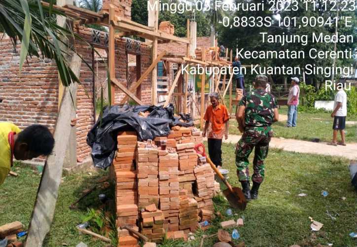 Jalin Kebersamaan Babinsa Koramil 06/ Cerenti Kodim 0302/Inhu di Desa Tanjung Medan Gotong Royong Bersama Warga Untuk Membangun Mushalla