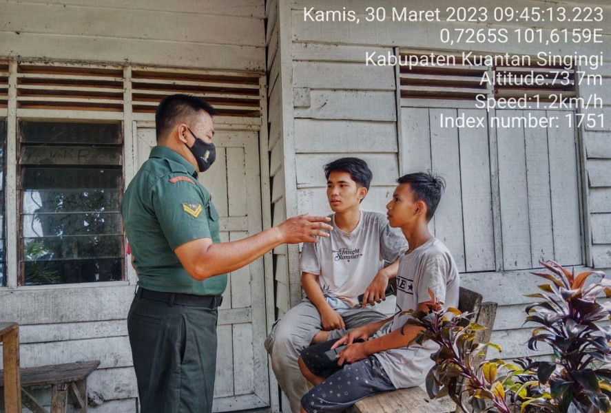 Babinsa Koramil 06/Cerenti Kodim 03022/Inhu Komsos Dengan Muda Mudi Tentang Pentingnya Menjaga Kedisiplinan