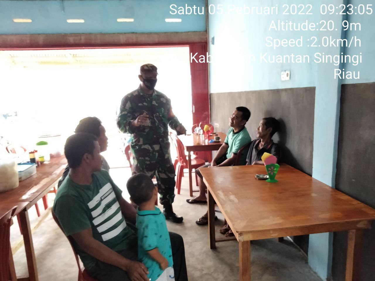 Eratkan Keharmonisan Dengan Warga Binaan Babinsa Koramil 06/Cerenti Dim 0302/Inhu Melaksanakan Komsos di Desa Pasar Inuman