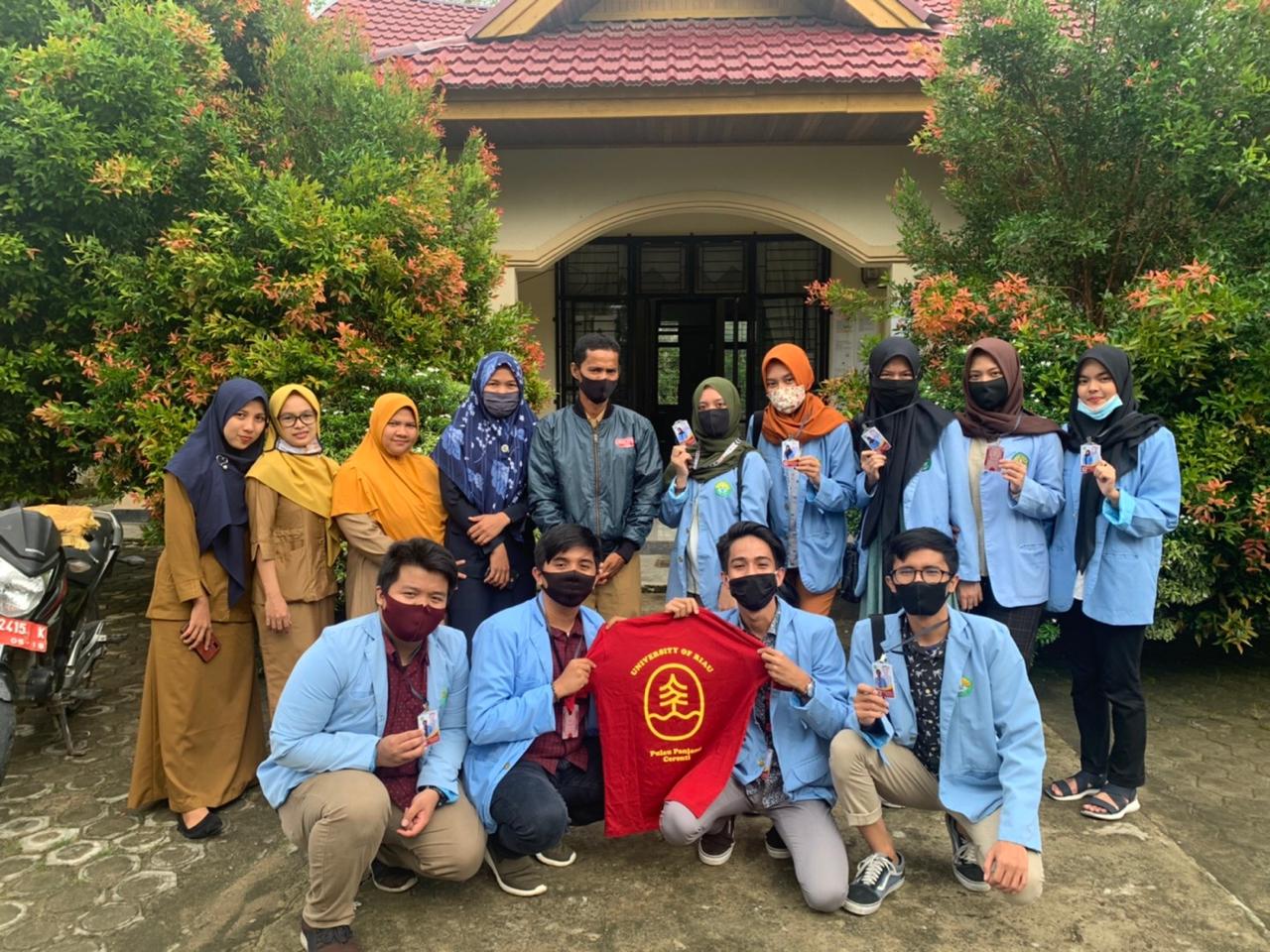 Mahasiswa Kukerta UNRI Bagikan Masker Gratis 