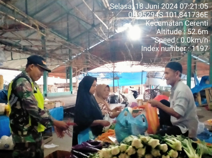 Babinsa Koramil 06/Cerenti Kodim 0302/Inhu Kopda M. Soleh Cek Dan Pantau Stabilitas Harga Bahan Pokok Sembako Di Kios-kios Milik Warga Suasana Hari  Raya Idul Adha 1445 H / 2024 M