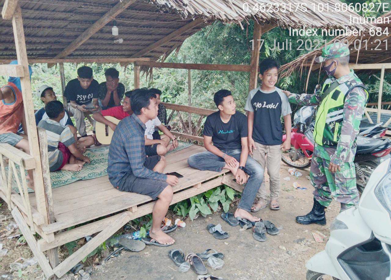 Pantau Anak-Anak Main Game Online Babinsa Kopda Junedi Nasehati Anak-Anak Dalam Bermain