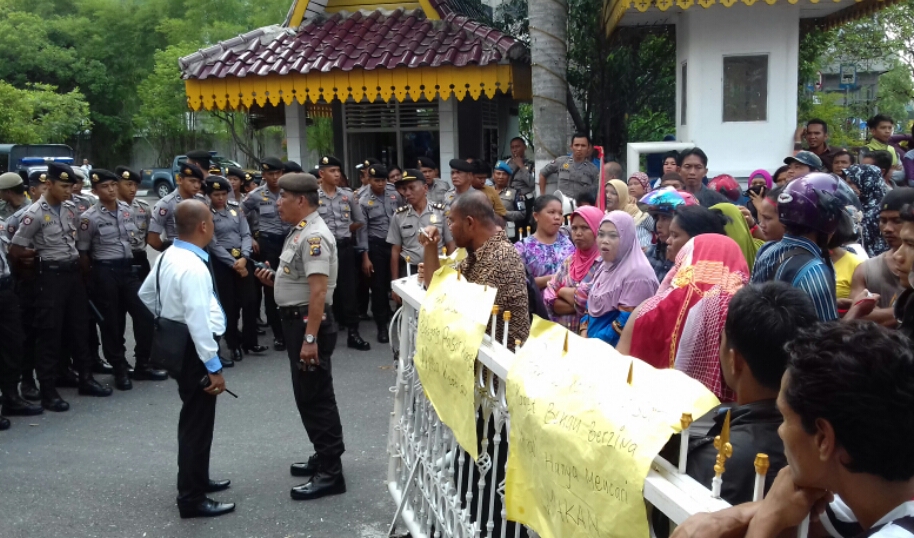 Demo Pedagang Pasar Kaget Rusuh, Pagar Kantor Walikota Ringsek