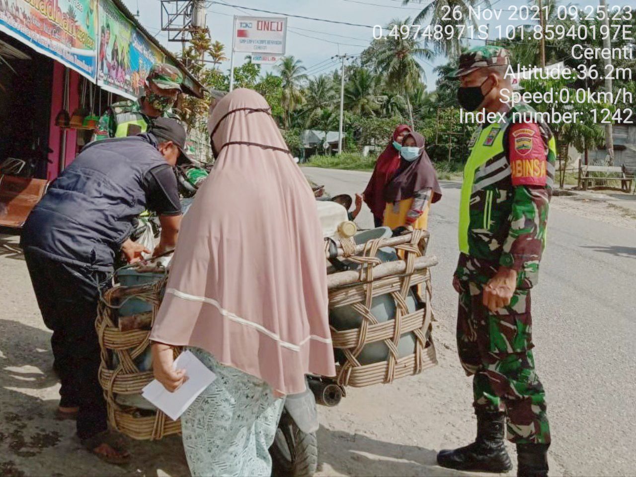 Babinsa Koramil 06/Cerenti Dim 0302/Inhu  Berikan Sosialisasi Serta Himbauan Kepada Warga Agar Patuhi Prokes Covid-19 di Desa Tanjung Medan