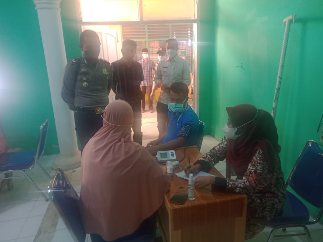 Kapolsek Pangkalan Kuras Silaturahmi ke Kantor Camat  Sekaligus Tinjau Giat Vaksinasi Covid-19