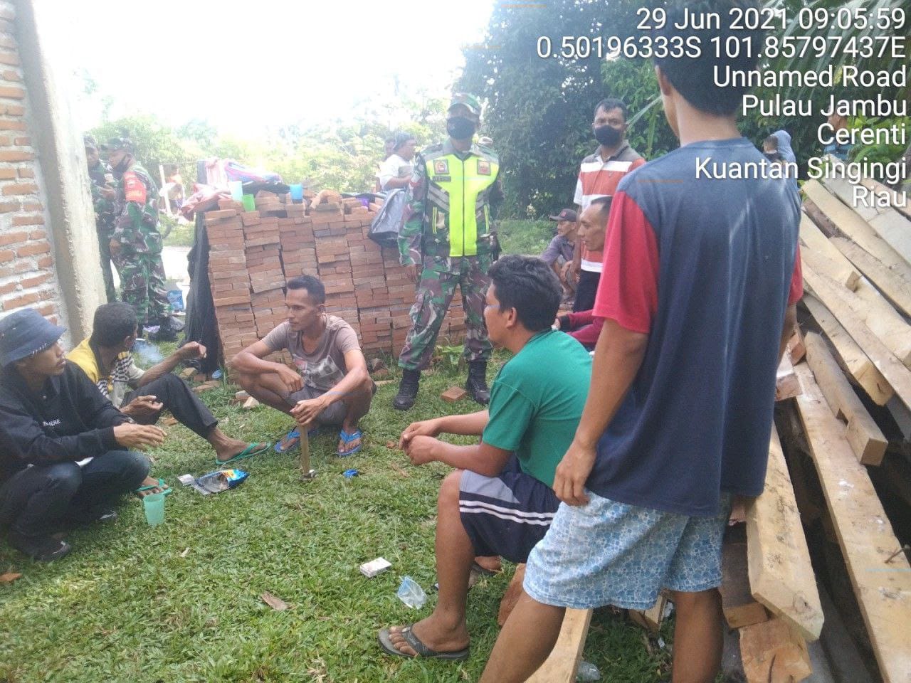 Babinsa Koramil 06/Cerenti Melaksanakan Komsos di Desa Kampung Baru