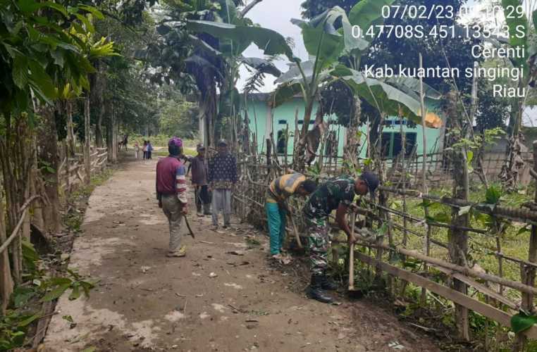 Anggota Koramil 06/Cerenti Kodim 0302/Inhu Melaksanakan Gotong Royong Membersihkan Jalan di Desa Kompe Berangin 