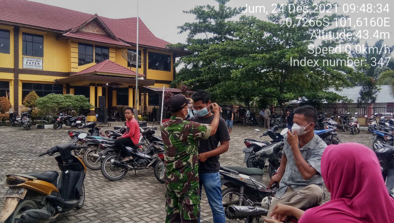 Babinsa Koramil 06/ Cerenti Kodim 0302/ Inhu Membagikan Masker Untuk Masyarakat di Desa Kompe Berangin