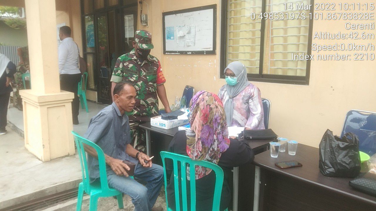 Babinsa Koramil 06/Cerenti Kodim 0302/Inhu  Pantau Dan Dampingi Pelaksanaan Vaksin Covid-19 di Kantor Lurah Pasar Cerenti Kecamatan Cerenti