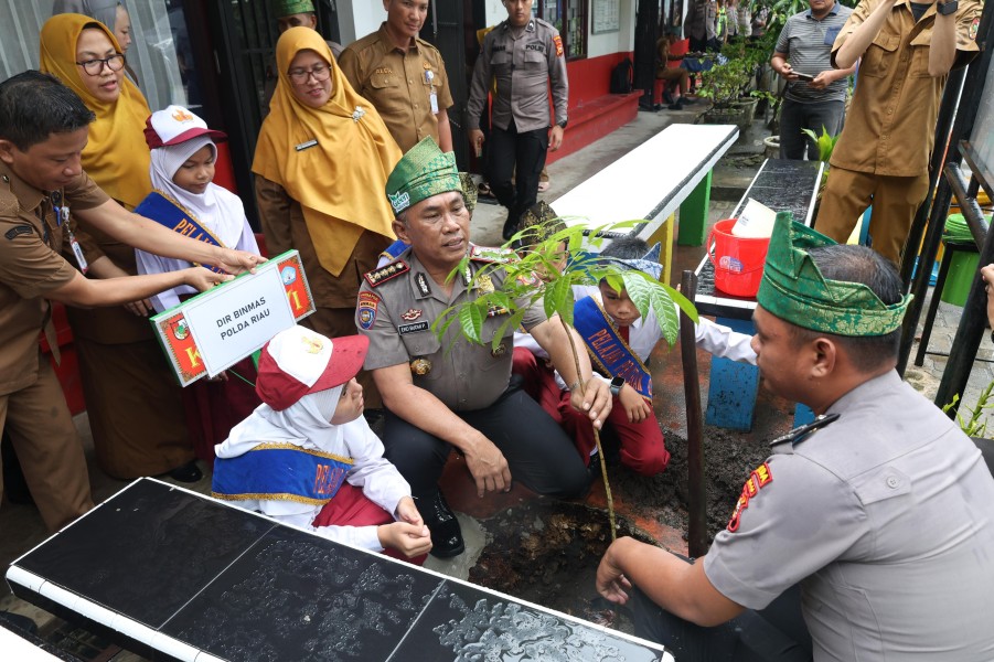 Dari Dongeng Lingkungan hingga Simulasi Damkar, Polda Riau Bekali Siswa SDN 42 dengan Green Policing