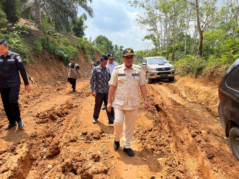 Laksanakan Instruksi Presiden  Suhardiman Bangun Jalan 17 KM Lewat Dana APBN
