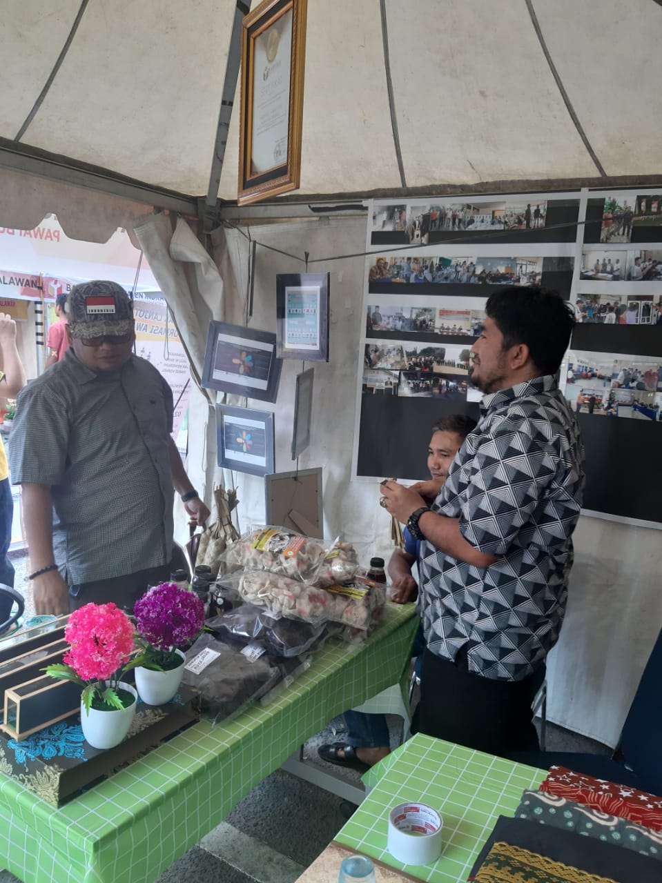 Stand Bazar  Bawaslu Kuansing di Acara Pawai Budaya dan Pameran Hasil Pengawasan Pemilu Banyak diminati Masyarakat .