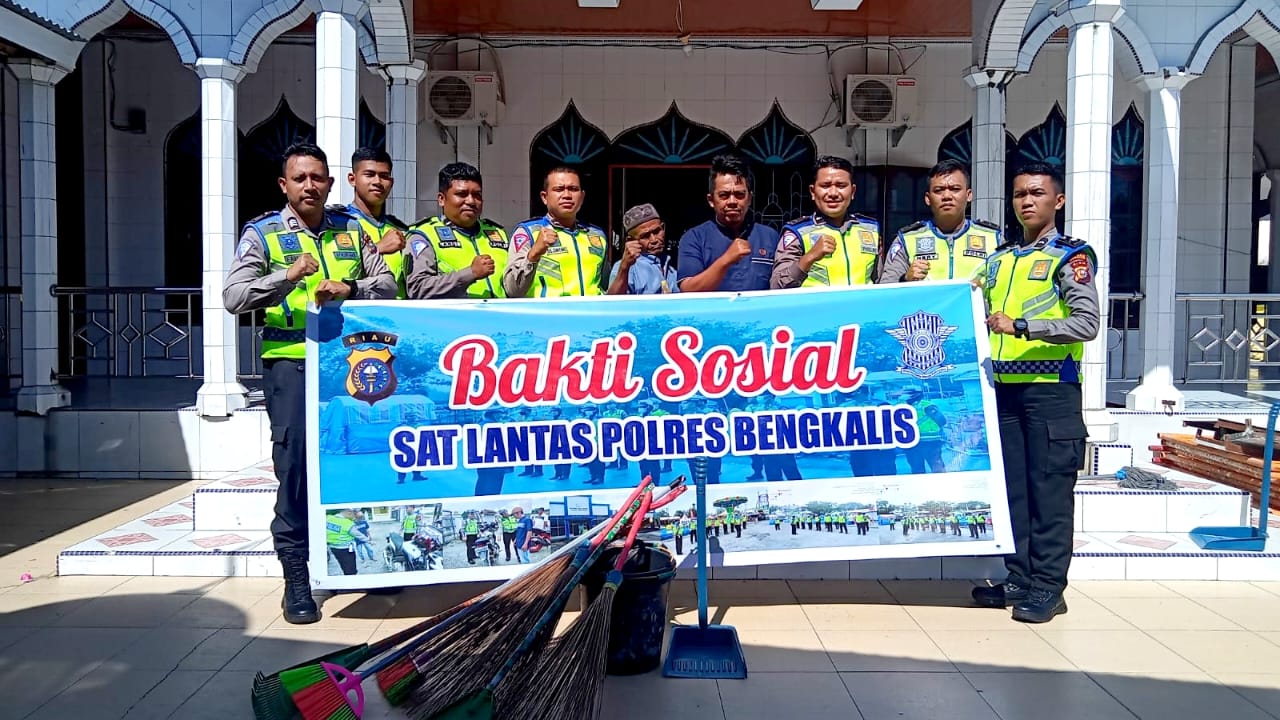 Bakti Sosial, Satlantas Polres Bengkalis Bantu Peralatan Kebersihan untuk Masjid