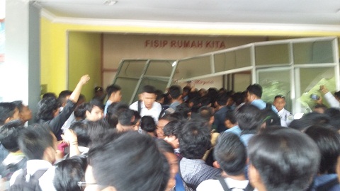 Mahasiswa Fisip UR Tuntut Dekan Fisip Turun