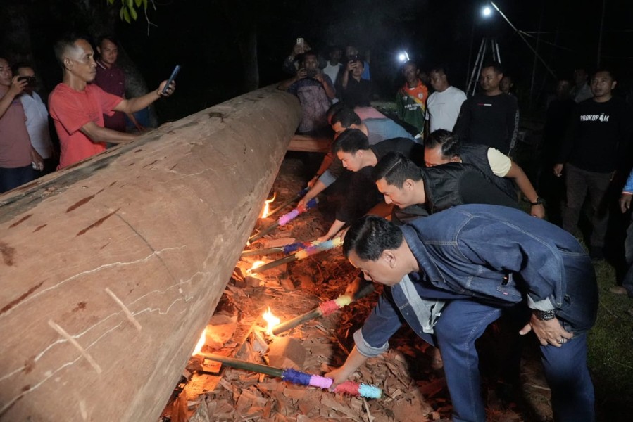 Walaupun Diguyur Hujan, Masyarakat Tumpah ruah hadir dalam Rangka Melayur Jalur Sijontiak Lawuik Pulau Tanamo
