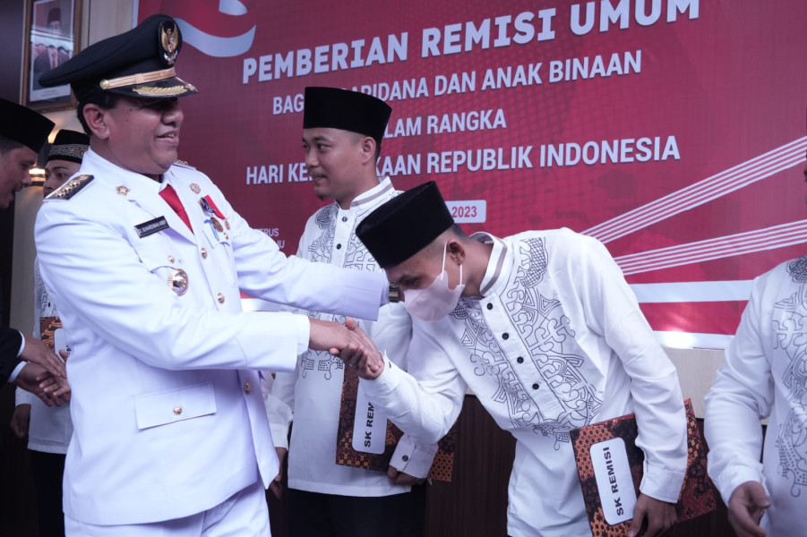 Sempena Peringatan HUT RI KE 78  Bupati Menyerahkan Remisi Bagi Napi Lapas Teluk Kuantan