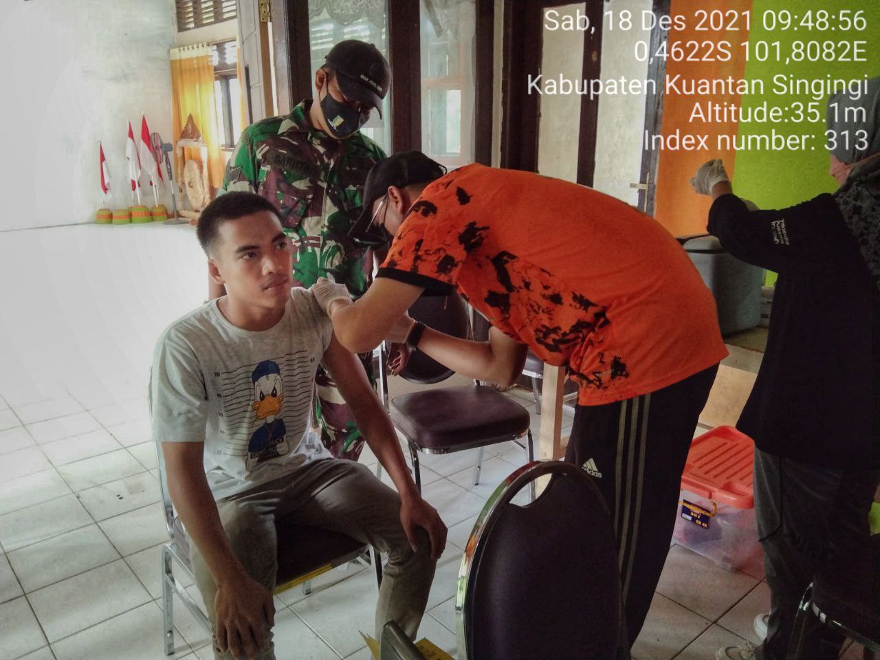 Sertu Heriyus Saputra Babinsa Koramil 06/Cerenti Kodim 0302/Inhu, Pantau  Pelaksanaan Vaksin Di Kecamatan Inuman