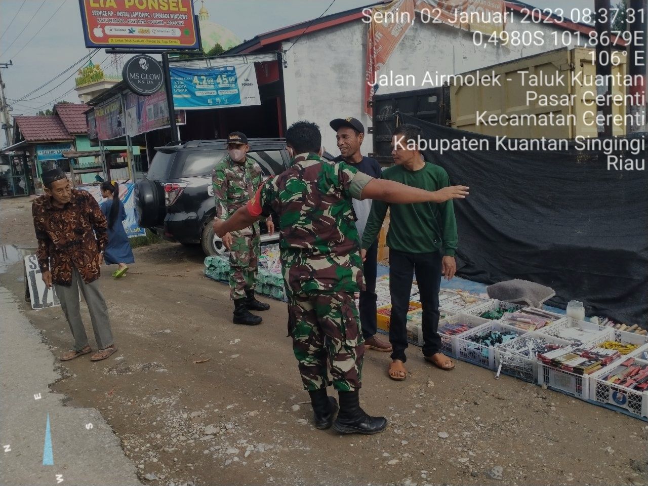 Babinsa Koramil 06/Cerenti Kodim 0302/Inhu Berikan Sosialisasi Serta Himbauan Kepada Warga Kelurahan Pasar Cerenti Kecamatan Cerenti Agar Patuhi Prokes Covid-19