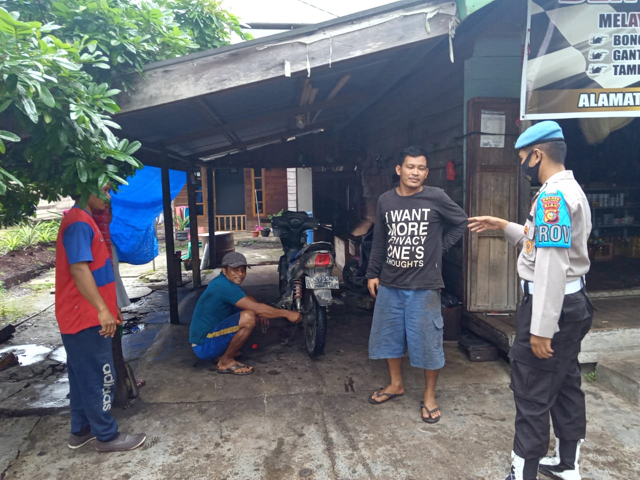 Personel Polsek Teluk Meranti Imbau Warga Pasar Patuhi Prokes