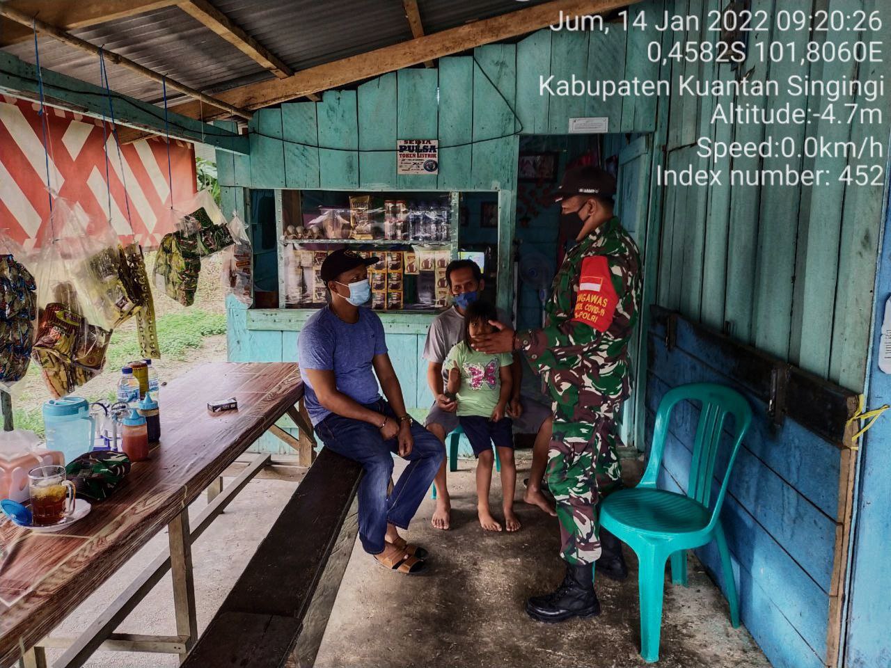 Babinsa Koramil 06 /Cerenti Kodim 0302/ Inhu Komsos Dengan Warga di Koto Inuman