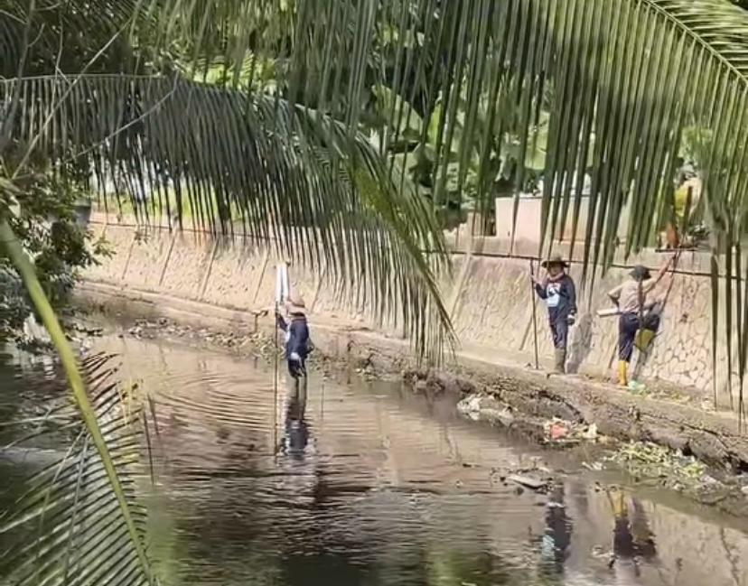 Dinas PUPR Pekanbaru Lakukan Pembersihan Sungai Batak