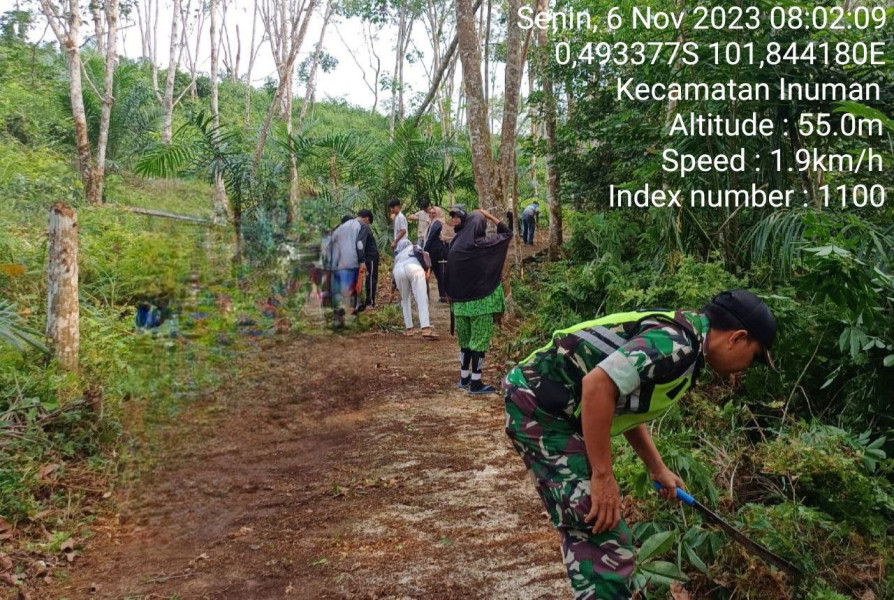 Serka Efison Babinsa Koramil 06/Cerenti Kodim 0302/Inhu Gotong Royong Di Desa Bedeng Sikuran Kecamatan Inuman Sebagai Desa Pancasila