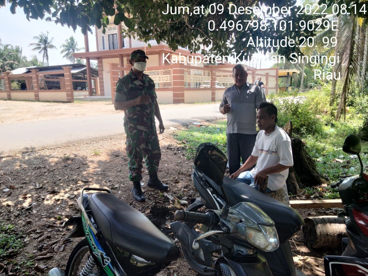 Wujudkan Desa Pancasila, Babinsa Koramil 06/Cerenti Dim 0302/Inhu Selalu Aktif Melaksanakan Komsos Bersama Masyarakat