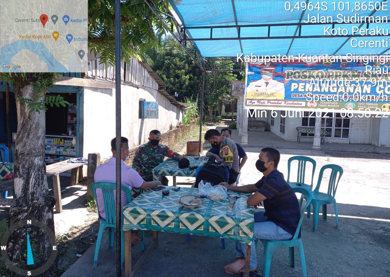 Babinsa Koramil 06/Cerenti Bersama Bhabinkamtibmas Dampingi Nakes Salurkan Obat Untuk Pasien Isolasi Covid-19