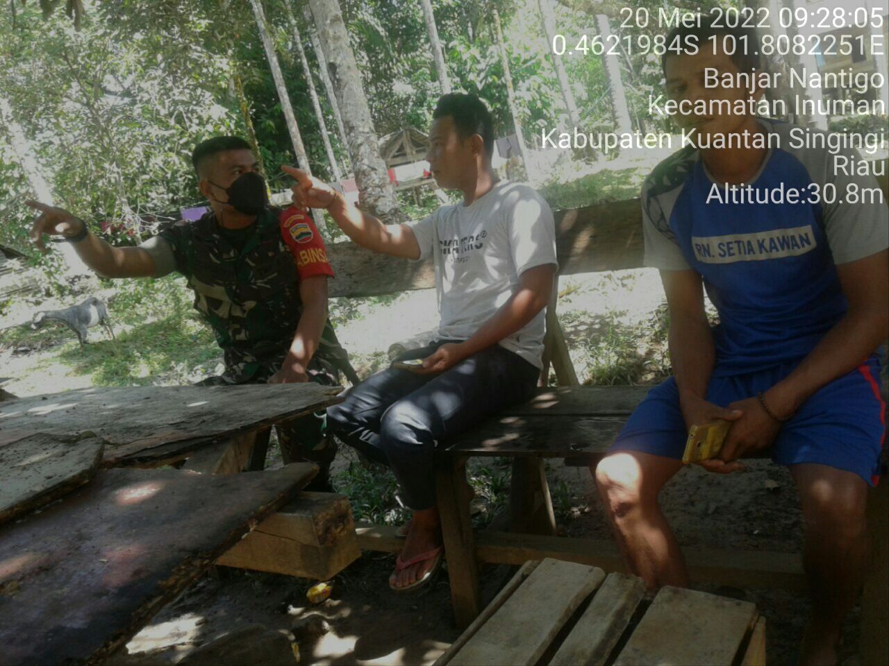 Babinsa Koramil 06/Cerenti Dim 0302/Inhu Komsos Dengan Warga Banjar Nan Tigo Kecamatan Inuman Kabupaten Kuantan Singingi