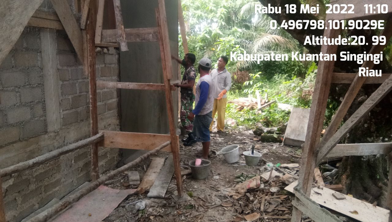 Jalin Interaksi Dengan Warga Binaan, Babinsa Koramil 06/Cerenti Kodim 0302/Inhu Bantu Plaster Rumah