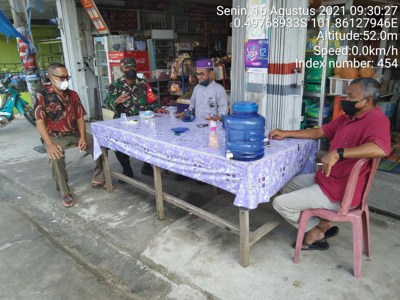 Sertu Pirman Babinsa Koramil 06 /Cerenti Kodim 0302 / Inhu Melaksanakan Komsos Bersama Masyarakat Desa Kampung Baru Kecamatan Cerenti