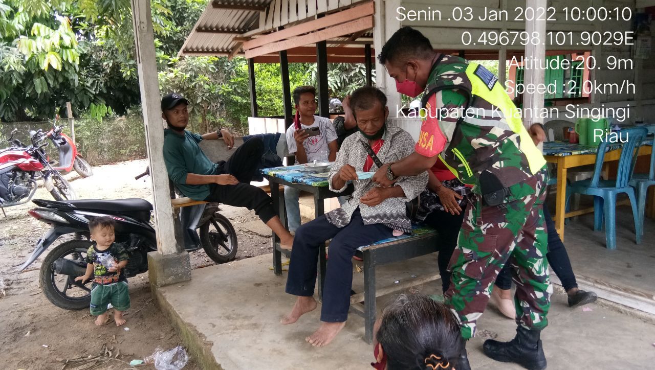 Babinsa Koramil 06/Cerenti Kodim 0302/Inhu Beri Dan Pasangkan Masker Kepada Pengunjung Kedai di Desa Seberang Pulau Busuk Kecamatan Inuman