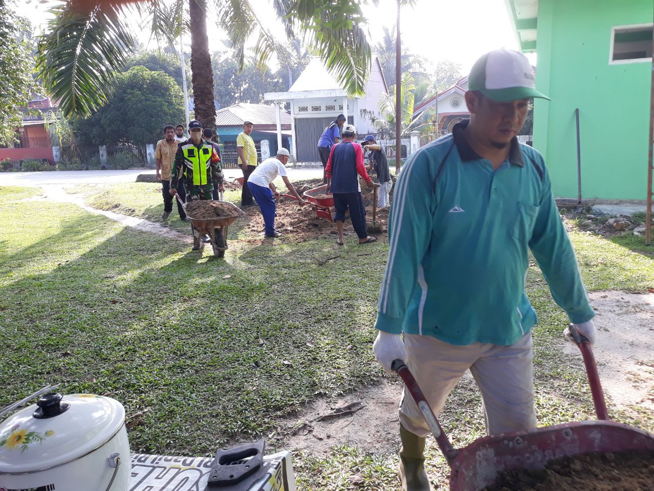 Serka Marnius Anggota Koramil 07 Kuantan Hilir Dim 0302 Inhu Gotong Royong Semenisasi Jalan Menuju Mesjid