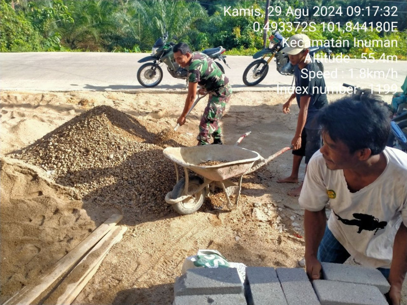 Babinsa Koramil 06/Cerenti Kodim 0302/Inhu Kopda Soleh Bantu Warga Bangun Rumah Di Wilayah Teritorialnya Kecamatan Inuman 